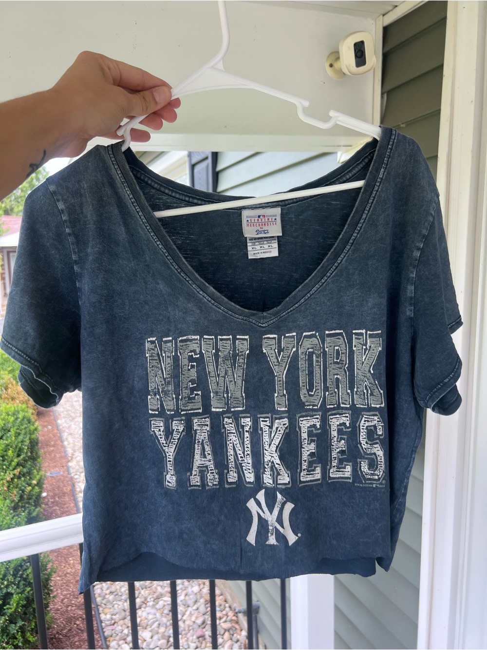 Official MLB Genuine Merchandise New York Yankees V-Neck Cropped Graphic Tee XL